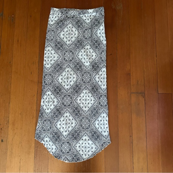 Volcom 90s Style Maxi Skirt Back Slit Lettuce Hem Paisley Bandana Black White - Picture 10 of 11